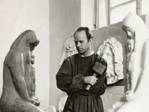 Leonas Žuklys dirbtuvėje prie skulptūros „Motina“. 1973 m. Marijono Baranausko nuotr.