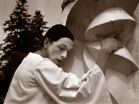 Mimas Zigmas Banevičius, apsirengęs Pjero kostiumu šalia skulptūros „Barbora“. Kadras iš improvizuoto performanso Jeruzalėje. XX a. 8 deš. Vildžiūnų šeimos archyvas