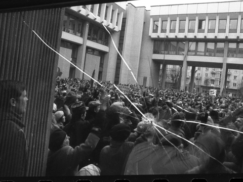 „Jedinstvo“ šturmuoja Aukščiausiąją tarybą. 1991 m. sausio 8 d. Z. Nekrošiaus nuotr.