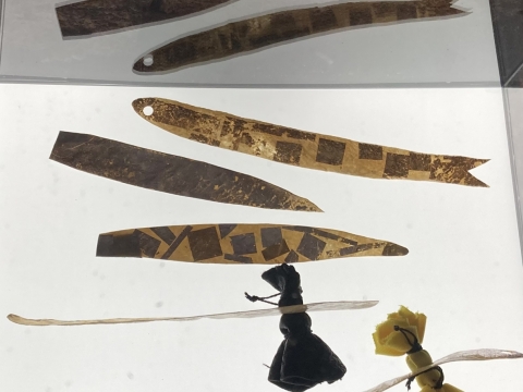 Karina Kazlauskaitė, Žuvelės. Segės. Pergamentas, 24K aukso ir sidabro lapeliai, 2016 m. M.K. nuotr.
