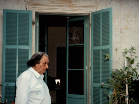 Augustinas Savickas prie savo tėvo Jurgio Savickio namo – vilos „Ariogala“ Pietų Prancūzijoje 1989 m. R. Savicko nuotr.