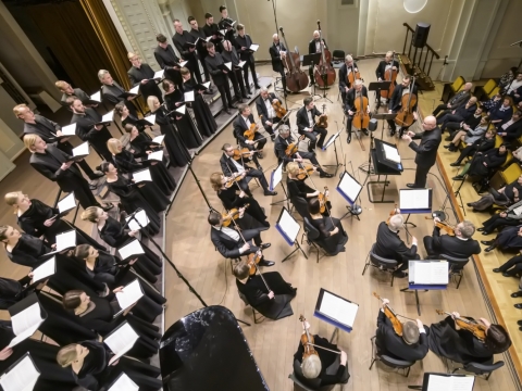 Choras „Jauna muzika“, LKO ir Vaclovas Augustinas. D. Matvejevo nuotr. 