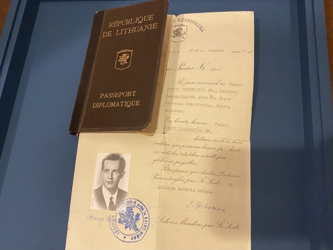 Diplomatinis pasas išduotas Romoje 1947 m. rugsėjo 10 d. Lietuvos Pasiuntinybės prie Šv. Sosto pirmajam sekretoriui Stasiui Lozoraičiui jaunesniajam. LNM nuotr. 