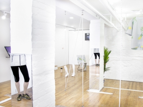 Neringa Černiauskaitė ir Ugnius Gelguda, „The Metaphysics of the Runner" („Bėgiko metafizika“) . 2014 m. Parodos vaizdas „321 Gallery", Bruklinas, Niujorkas. Daniel Terna nuotr., modelis Stephanie Harris