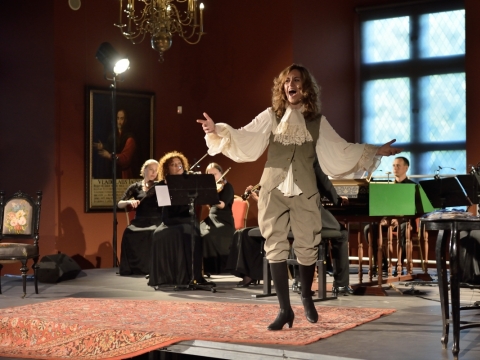 Scena iš teatralizuoto XVIII a. itališkų arijų da capo koncerto „Dramma da capo“. Solistė R.Vosyliūtė.
Nuotr. iš festivalio rengėjų archyvo
