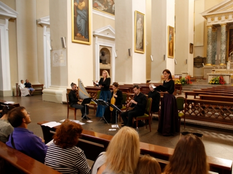 „Canto Fiorito“ atlieka viduramžių muzikos programą Vilniaus arkikatedroje. B. Zaveckaitės nuotr.