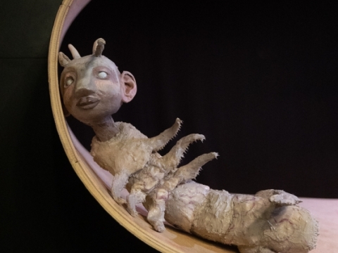 Scena iš spektaklio „Metamorfozė“. Liepojos lėlių teatro nuotr.