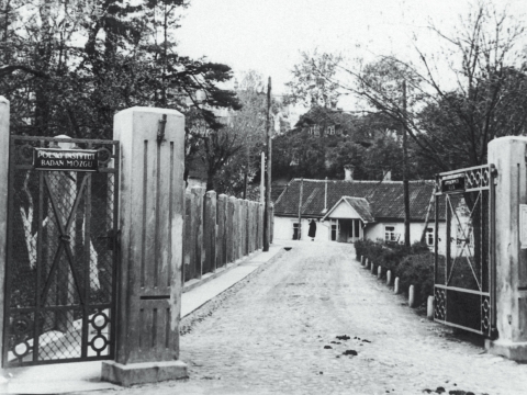 Įėjimas į Valstybinės psichiatrijos ligoninės ir Lenkijos smegenų tyrimo instituto Vilniuje teritoriją (dabar – Vilniaus miesto psichikos sveikatos centras, Vasaros g. 5), fotografas nežinomas, 1935. Narodowe Archiwum Cyfrowe