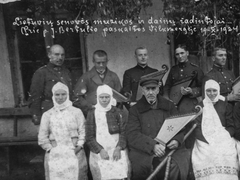 Ukmergės krašto kanklininkai. Centre – kanklininkas Pranas Puskunigis. Ukmergė, 1924-10-19. Ukmergės kraštotyros muziejus