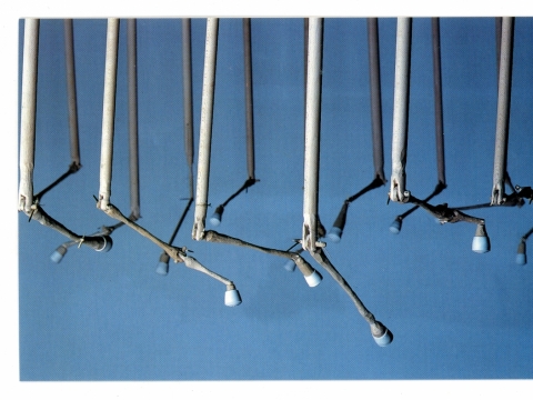 „Butas'99“. Gediminas Akstinas. Lazdelės 
1998, medis, metalinė pakaba, 166 × 50 × 150 cm  
Nuotrauka iš menininko asmeninio archyvo