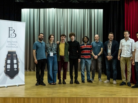 Baltijos gitarų konkurso laureatai ir žiuri nariai. Organizatorių nuotr.