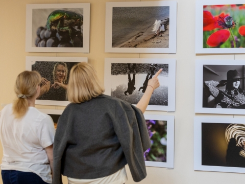 Fotografijų parodos „9 žingsniai“ atidarymo akimirka. E. Eimontaitės-Jermolajevienės nuotr.