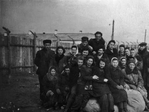 Lietuviai tremtiniai Sibiro Usolėje, prie buvusio lagerio barakų. Irkutsko sr., 1949 m. balandžio 16 d., (iš Lietuvos nacionalinio muziejaus rinkinio)