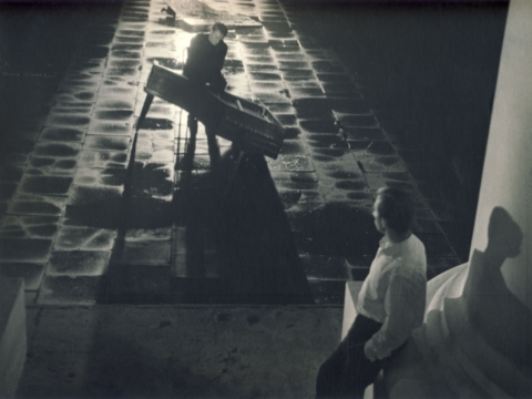 Vytauto Žalakevičiaus neįgyvendinta vizija – fortepijonas Katedros aikštėje, „Vienos dienos kronika“, 1963, iškirptas kadras (iš „Gosfilmofondo“ archyvo)