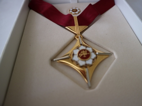 Auksinis scenos kryžius. Asociatyvi nuotr. iš LRKM archyvo