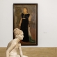 Antoniettos Raphaël skulptūra „Svajotoja“ (1946) jos vyro Mario Mafai paveikslo „Portretas skulptūros studijoje“ (1934) fone. GNAM ekspozicija.  S. Šilingytės nuotr.