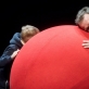Scena iš spektaklio „Raudonas kamuolys“. D. Matvejevo nuotr.
