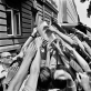 Protesto mitingas prie Eltos pastato prieš klaidinančią spaudos informaciją apie Sąjūdį. Mitinge platinamas Sąjūdžio žinių 2 numeris. Vilnius, 1988 06 29