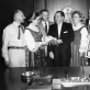 1956 m. dainų šventės organizatorių delegacija pas Čikagos merą. Alice Stephens įteikia rūtos šakelę. Žilevičiaus-Kreivėno muzikologijos archyvo nuotr.