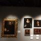 Valdovų rūmuose surengtos parodos fragmentas, iš dešinės į kairę: Alessandro Allori, „Didiko su juodu apsiaustu ir ovaliu rėmeliu dešinėje rankoje portretas“, Francesco Traballesi, „Jaunuolio su pirštinėmis portretas“, Giovanni Maria Butteri, „Frančesko I de Medičio portretas“, Guido Reni, „Vyro galva“, Annibale Carracci, „Dviejų senių galvų studija“, Anton Domenico Gabbiami, „Džiuliano Damio(?) portretas“, Agnolo di Cosimo (Bronzino), „Jauno vyro portretas“, Agostino Carracci, „Moters portretas“, Alessandro Rosi, „Kleopatros mirtis“. K. Bukovskytės nuotr.