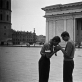 Tinklininkas Vasilijus Matuševas (kairėje) Gedimino (dab. Katedros) aikštėje. 1964 m.