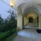 Domininkonų vienuolyno koridorius su Patricijos Jurkšaitytės instaliacijos „Obelų sodas“ fragmentu, 2020 m. Vyto Nomado nuotr.