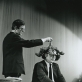 Willem de Ridder dengia Emmetto Williamso galvą kopūsto lapais Robert‘o Filliou performanse „13 Façons d’employer le crâne d’Emmett Williams", Kleine Komedie teatras, Amsterdamas, 1963 m. gruodžio 18 d., fotografija: Dorine van der Klei