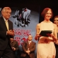 Apdovanojimą Birutei Mar įteikia Egipto kultūros ministrė Neveen Al-Kilany ir festivalio prezidentas Sameh Mahran. Solo teatro nuotr.