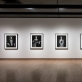 Hiroshi Sugimoto parodos vaizdas, „Portretų“ serija. Sidabro želatinos atspaudai. M. Blowerio nuotr. Menininko ir „Hayward“ galerijos nuosavybė