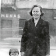 Donatas Katkus su mama Kaune, Nemuno gatvėje. 1944 m. Asmeninio archyvo nuotr. 