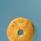 Rimutės Jablonskytės-Rimantienės radinys.Skridinys-amuletas. Gintaras. III t-metis pr. Kr. Daktariškė