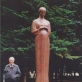 Leonas  Žuklys, „Motinystė“ (Vilniaus Antakalnio klinikinės ligoninės kieme). 2000 m. Šalia stovi mecenatas gydytojas Rimvydas Sidrys