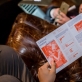 „Lietuvos teatras skaičiais 2019“ lankstinukas festivalio „Sirenos“ klubo lankytojos rankose. D. Putino nuotr.