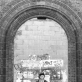 Jonas Mekas prie užmūryto pagrindinio įėjimo į įsigytą teismo pastatą, kuriame netrukus įsikurs Antologijos filmų archyvas, 1979. Jonas Mekas Estate nuosavybė.