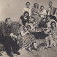 Apie 1957 m. Troicko Pečiorsko (Komija) lietuviai ir latviai iškyloje prie Pečioros upės. Nuotrauka iš: Gaila Kirdienė. „Lietuvių ir latvių muzikinis-kultūrinis bendravimas sovietmečiu politinio kalinimo ir tremties vietose“ ir Spruogių šeimos archyvo.