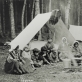 Inscenizuota kompozicija stovykloje miške, tiksli vieta nežinoma, fotografas Mečys Barkauskas, apie 1930, kopija.
Šiaulių „Aušros“ muziejus

