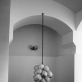 Instaliacija „Dionizas” (2016). Kiaulės pūslė, 24K aukso lapelis, LED šviesos, kaltinė grandinė. Klaus Leo Richter nuotr. Iš K. Kazlauskaitės kolekcijos.
