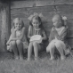 Šv. Lauryno atlaidai Palūšėje. Mergaitės prie šventoriaus tvoros. 1971 m. rugpjūčio 8 d. Fot. M. Baranauskas. LNM 