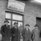 Šiaulių kraštotyros draugijos valdybos nariai prie pirmojo „Aušros“ muziejaus pastato. Apie 1927 m. Iš kairės stovi: Šiaulių miesto burmistras Jackus Sondeckis, Šiaulių „Aušros“ muziejaus bei vienas iš kraštotyros draugijos steigėjų Pelikas Bugailiškis, kraštotyrininkas, gydytojas Domas Jasaitis, Šiaulių kraštotyros draugijos vicepirmininkas Balys Petrauskas, Šiaulių Šv. Petro ir Povilo bažnyčios klebonas Stanislovas Sarapas, Šiaulių apskrities valdybos pirmininkas Julijonas Švambaris. Fot. nežinomas, Šiaulių „Aušros“ muziejus