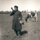 Kerdžius Jurgis Biškauskas pučia ožragį, 1934 m. Panevėžio aps. Kupiškio v. Stičkalnio k. Balio Buračo nuotrauka. Vytauto Didžiojo karo muziejaus nuosavybė