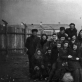 Lietuviai tremtiniai Sibiro Usolėje, prie buvusio lagerio barakų. Irkutsko sr., 1949 m. balandžio 16 d., (iš Lietuvos nacionalinio muziejaus rinkinio)